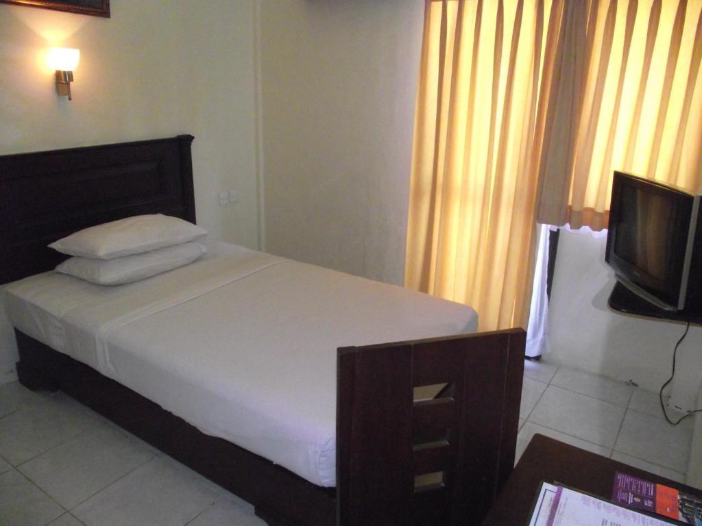 Hotel Bumi Asih Pandan Beach Resort Sibolga Room photo